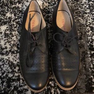 Black closed toed shoes